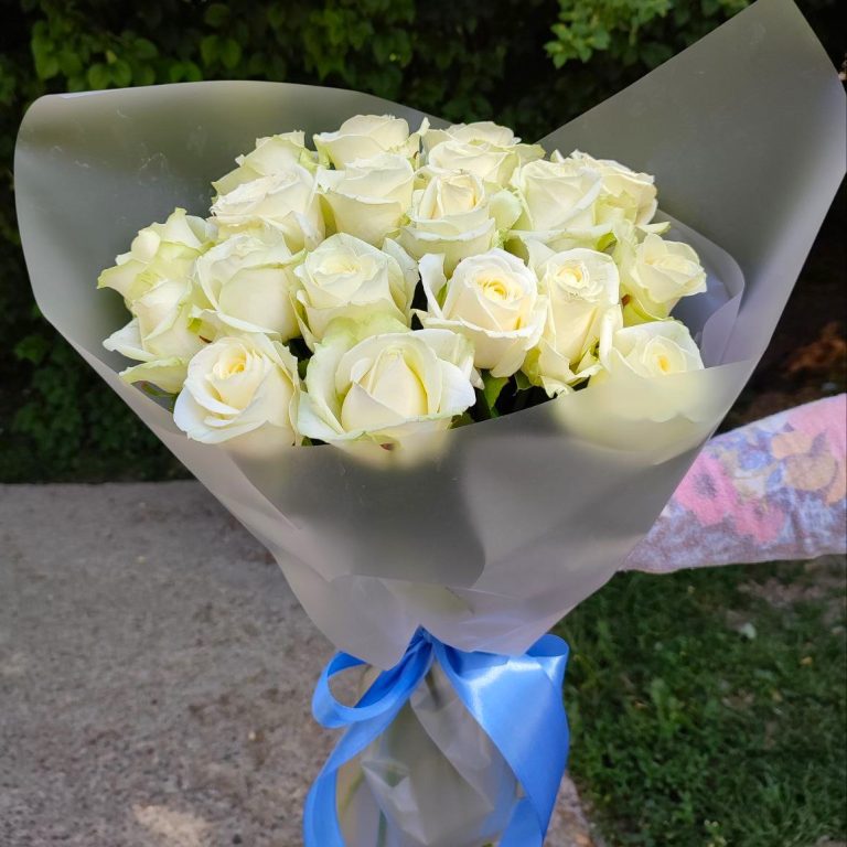 Букет із 19 білих троянд